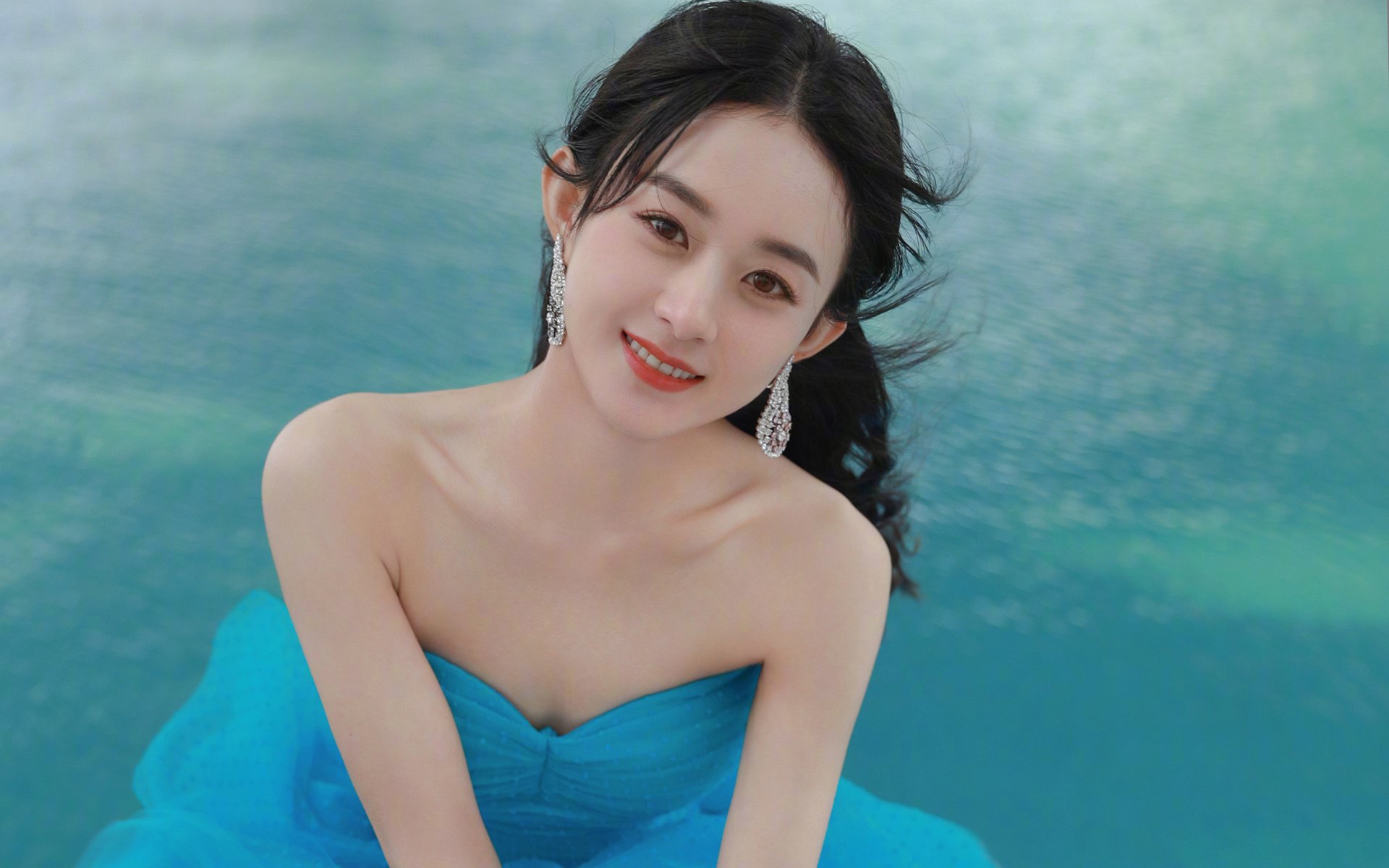 博洛尼亚中锋持球推进吸引多人防守，博洛尼亚队阵容